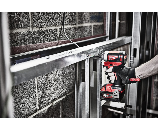 Акумулаторен ударен винтоверт Milwaukee, M18CBLID-402C